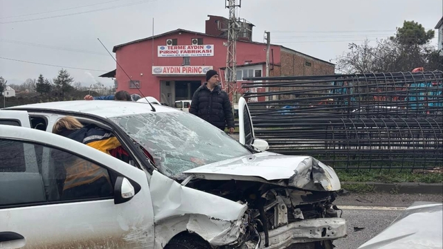 Samsun'da 3 aracın karıştığı trafik kazasında 6 kişi yaralandı