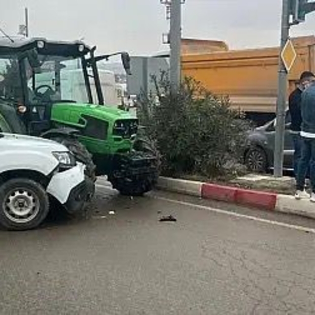 Siirt'te traktörle otomobil çarpıştı