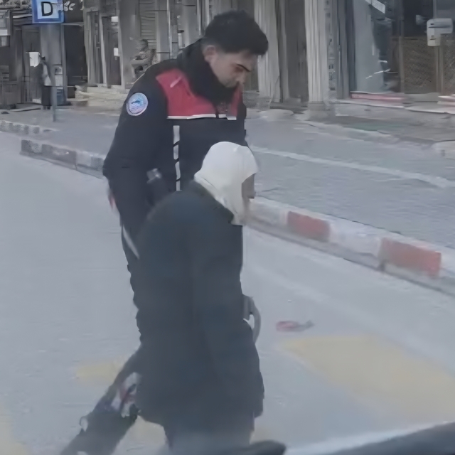 Yolun karşısına geçmekte zorlanan yaşlı kişiye polis yardım etti