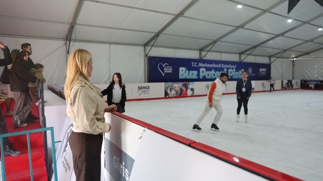 Merkezefendi'de buz pateni pisti açıldı