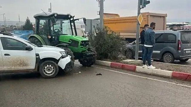 Siirt'te traktörle otomobil çarpıştı