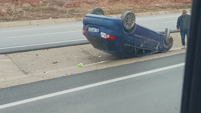 Takla atan otomobil refüje düştü: 2 yaralı