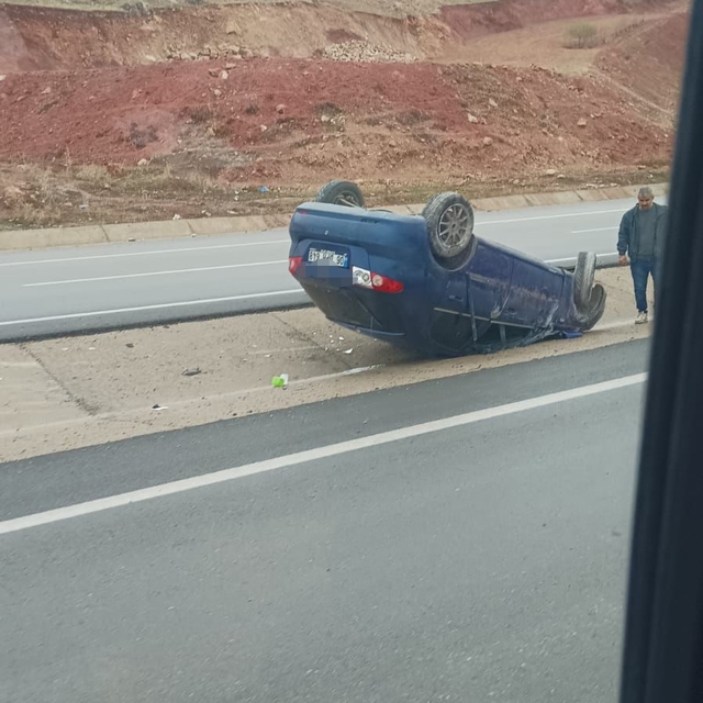 Takla atan otomobil refüje düştü: 2 yaralı