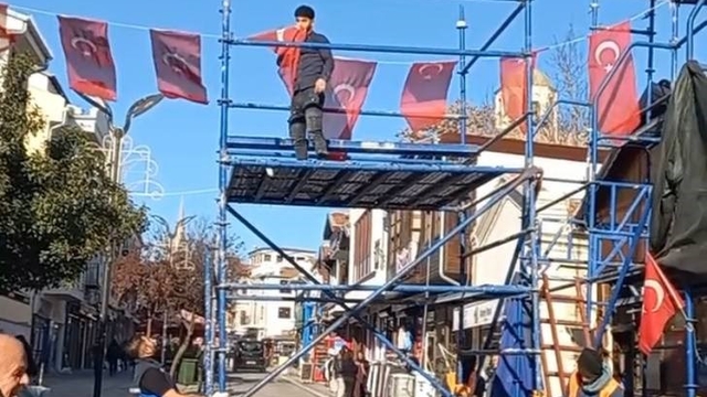 Edirne'de caddede bayrağa saygı: Türk bayrağını öperek kaldırdı