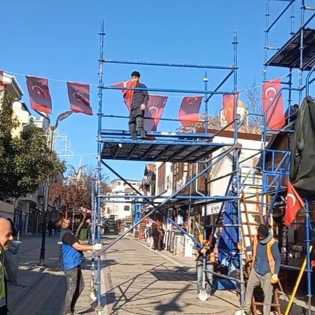 Edirne'de caddede bayrağa saygı: Türk bayrağını öperek kaldırdı