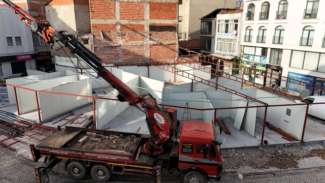 Sındırgı esnafı için konteyner ve prefabrik çarşı kurulumu devam ediyor