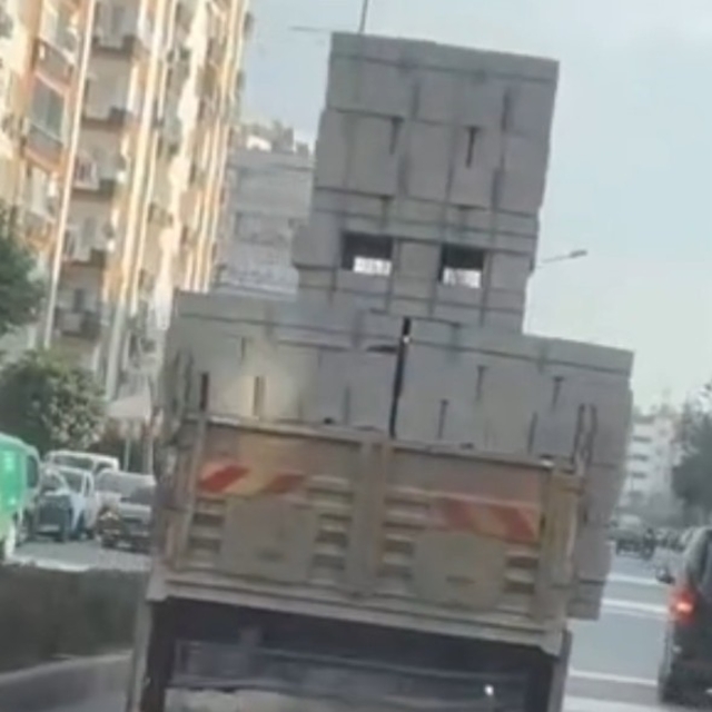Mersin'de tehlikeli yükleme yapan kamyon sürücüsüne ceza yağdı