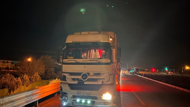 Gaziantep'te hafif ticari araç ile tır çarpıştı: 2'si çocuk 3 yaralı