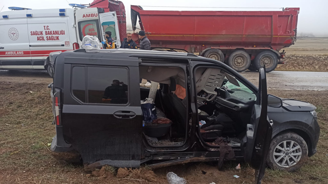 Dorsesi yan yatan TIR'a çarpan hafif ticari araçtaki çift yaralandı