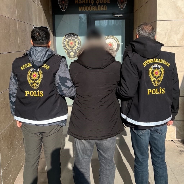 Polis 3 farklı suçtan hapis cezası ile aranan şahsı yakaladı