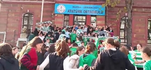 Bursa'da öğrenciler Bursaspor kıyafetleriyle okula geldi
Bursa'da her ayın 16'sı "Bursa Spor Günü" ilan edildi