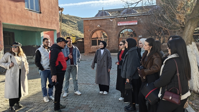 Muş'ta üniversite öğrencileri tarihi mekanları fotoğrafladı