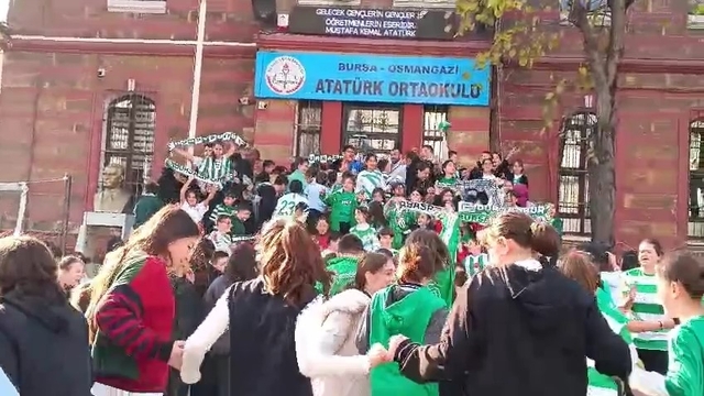 Bursa'da öğrenciler Bursaspor kıyafetleriyle okula geldi
Bursa'da her ayın 16'sı "Bursa Spor Günü" ilan edildi