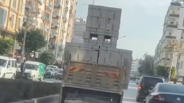 Mersin'de tehlikeli yükleme yapan kamyon sürücüsüne ceza yağdı