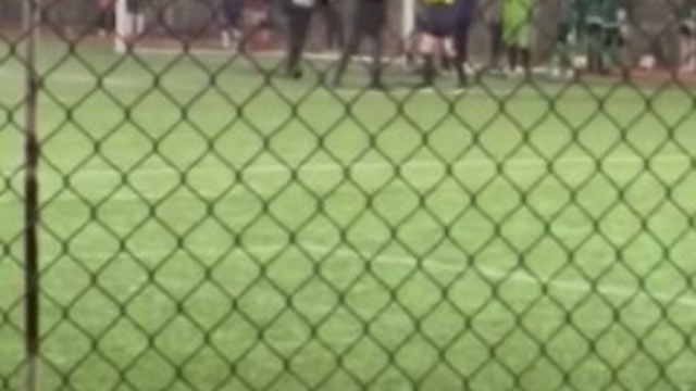 Antrenör, kadın hakeme saldırıp tokat attı