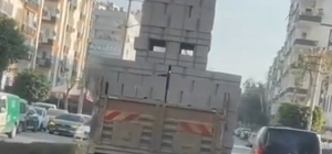 Trafiği tehlikeye düşüren sürücüye para cezası kesildi, ehliyetine el konuldu