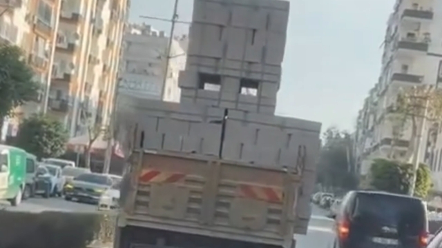 Trafiği tehlikeye düşüren sürücüye para cezası kesildi, ehliyetine el konuldu