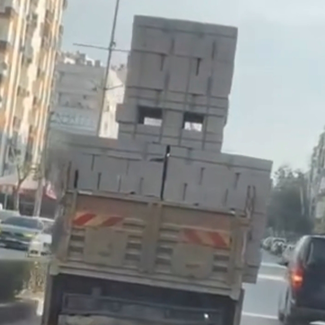 Trafiği tehlikeye düşüren sürücüye para cezası kesildi, ehliyetine el konul...