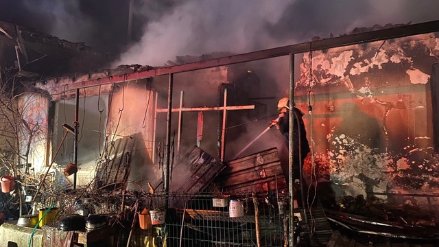 Edirne'de çiftlikte yangın; 1 ev, 2 biçerdöver ve 2 otomobil yandı