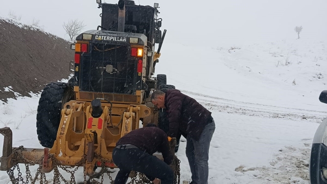 Pervari'de grup köy yolu kardan kapandı