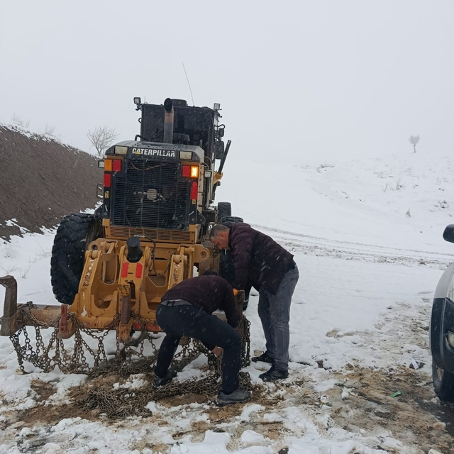 Pervari'de grup köy yolu kardan kapandı