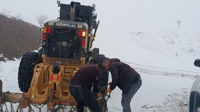 Siirt'te kar yağışı nedeniyle Geçittepe yolu ulaşıma kapandı