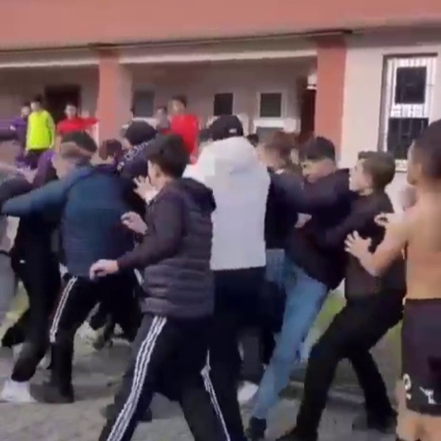 Öğrencilerden öğretmene şiddete sendikalardan tepki
Öğrencilerden öğretmene...