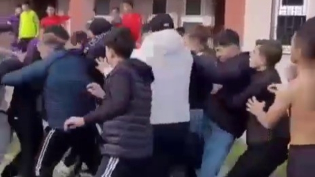 Öğrencilerden öğretmene şiddete sendikalardan tepki
Öğrencilerden öğretmene şiddet kamerada