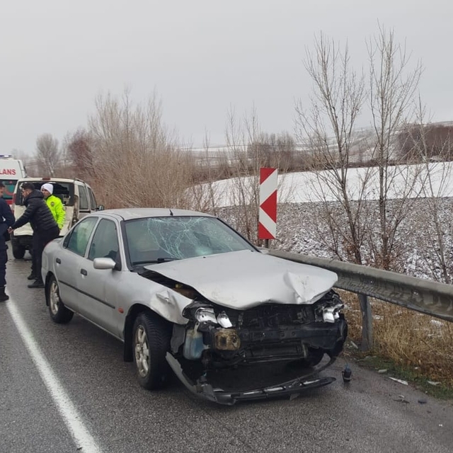 Bariyerlere çarpan araçtan inen kazazedelere otomobil çarptı: 5 yaralı