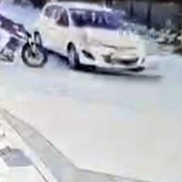 Otomobille çarpışan motosikletin sürücüsü öldü; kaza anı kamerada