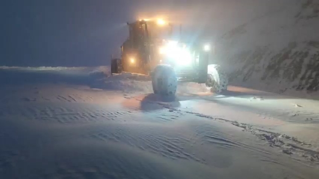 Siirt'te kar yağışı nedeniyle 15 köy yolu ulaşıma kapandı