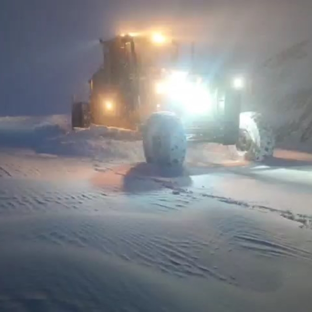 Siirt'te kar yağışı nedeniyle 15 köy yolu ulaşıma kapandı