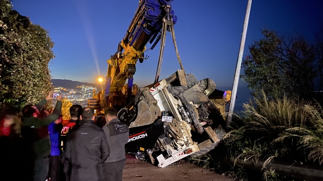 Bursa'da vinçten düşen iş makinesi paniğe neden oldu