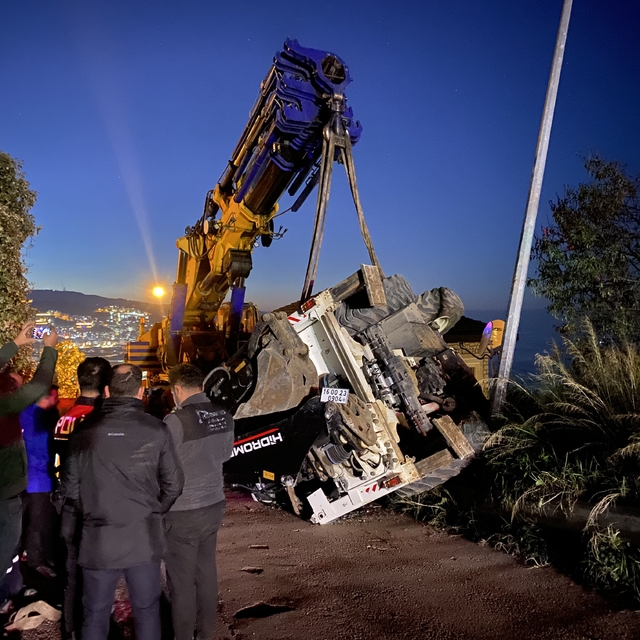 Bursa'da vinçten düşen iş makinesi paniğe neden oldu