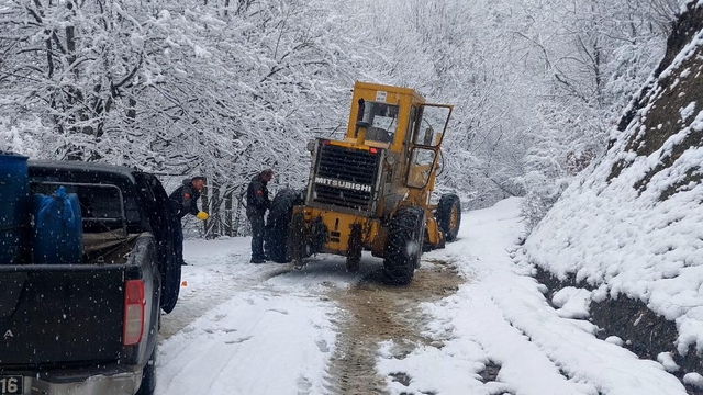 Almus'ta kar yağışı etkili oldu