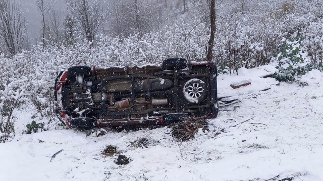 Ordu'da kamyonet karla kaplı yolda şarampole yuvarlandı: 6 yaralı