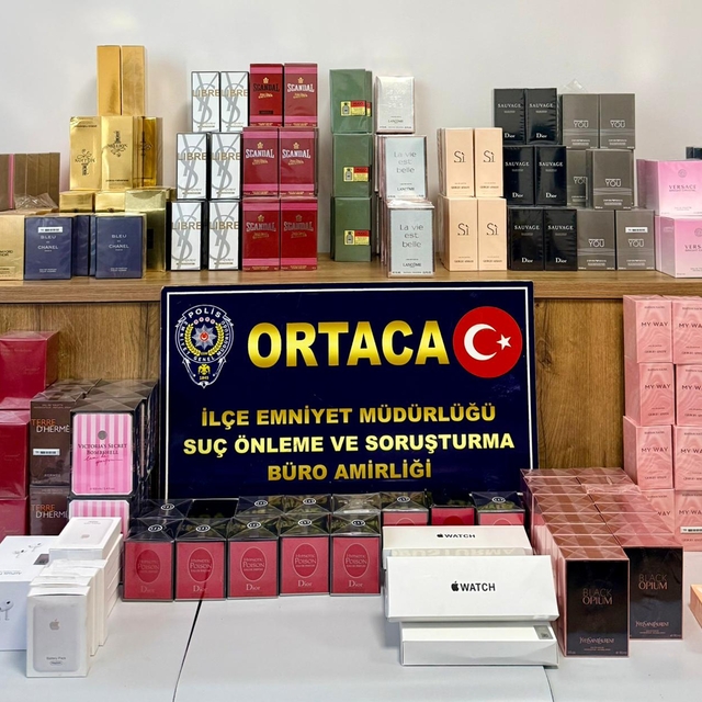 Karayolunda durumlarından şüphelenilen şahıslarda kaçak parfüm ele geçirild...