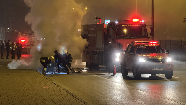 Muğla'da seyir halindeki otomobil alev aldı