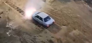 Krizi fırsata çevirdi, patlayan suda aracını yıkadı