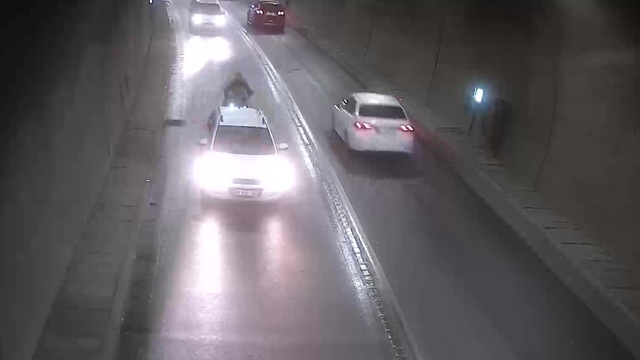 Tünelde bir anda duran otomobile motosiklet çarptı: Kaza anı kamerada