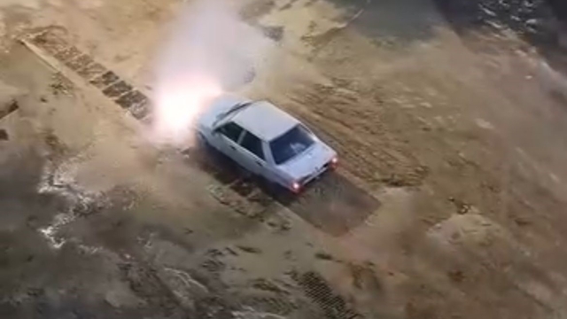 Krizi fırsata çevirdi, patlayan suda aracını yıkadı