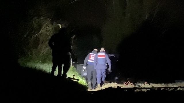 Kayıp olarak aranan eski muhtar varilin içinde ölü bulundu
Akşam saatlerinde kayıp olarak aranan 64 yaşındaki şahsı, komşuları varil içinde ölü olarak buldu