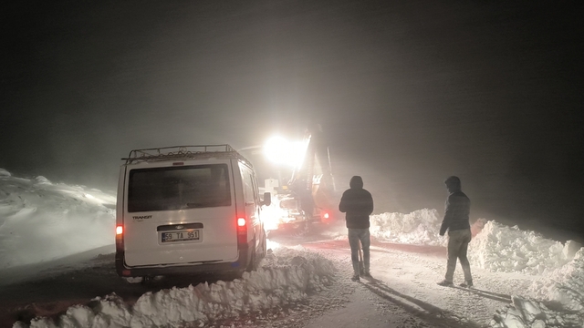 Muş'ta köy yolunda mahsur kalan 7 kişi kurtarıldı
