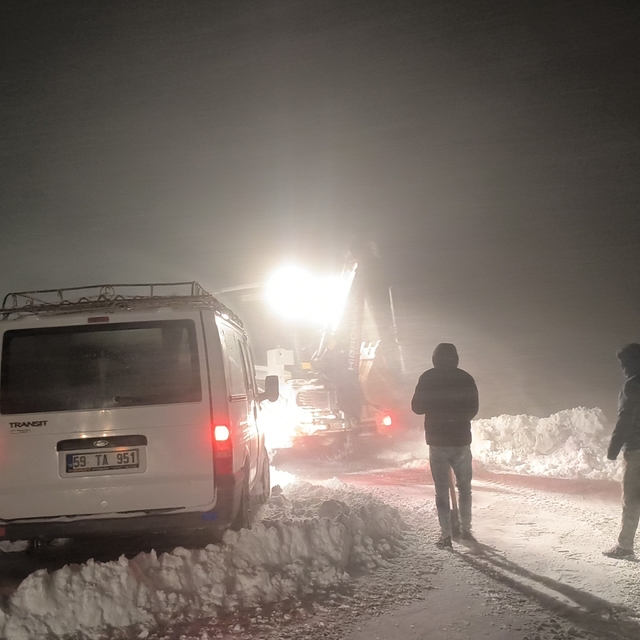 Muş'ta köy yolunda mahsur kalan 7 kişi kurtarıldı