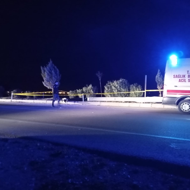 Adana'da motosiklet refüje çarptı; 1 ölü, 1 yaralı