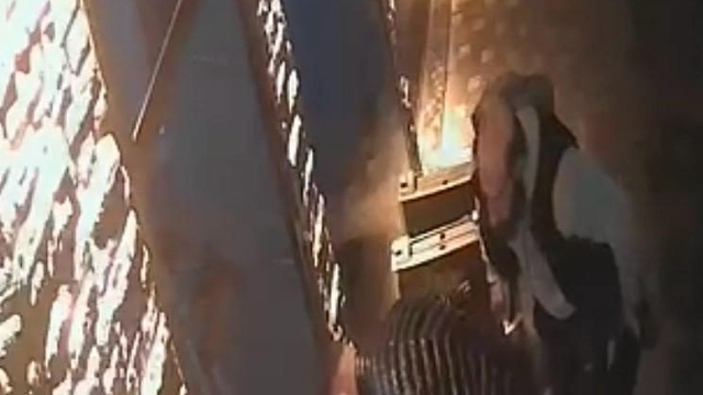 Kayseri'de esnaf boğazına şeker kaçan çocuğu heimlich manevrasıyla kurtardı... O anlar kamerada