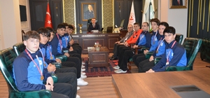 Şampiyon voleybolculardan Kaymakam Odabaş’a ziyaret