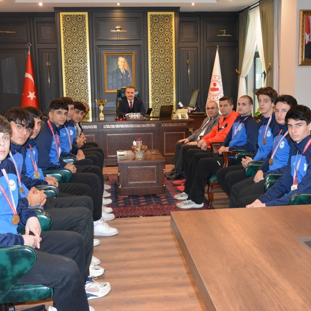 Şampiyon voleybolculardan Kaymakam Odabaş'a ziyaret