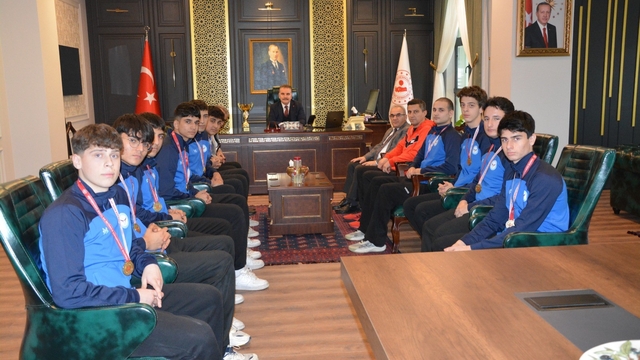 Şampiyon voleybolculardan Kaymakam Odabaş'a ziyaret