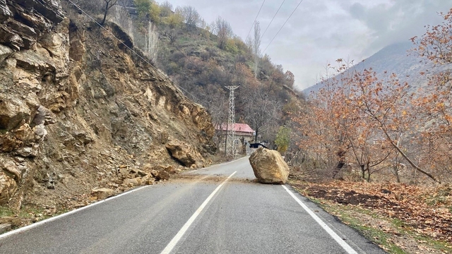 Sason'da köy yollarını kapatan dev kaya parçaları kaldırıldı
